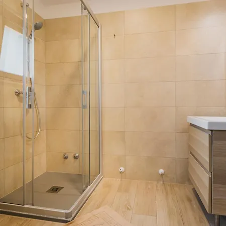 Near Porec 农家乐 *