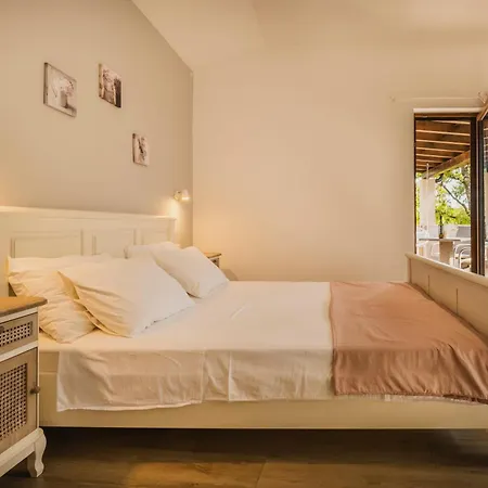 Near Porec 农家乐